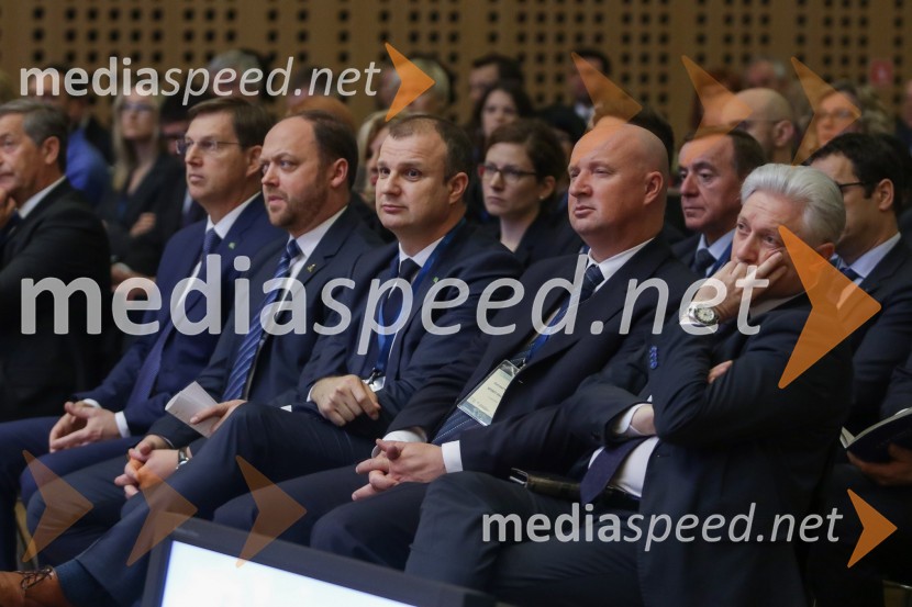 prof. dr. Miro Cerar, nekdanji predsednik Vlade Republike Slovenije;  Boštjan Gorjup, direktor podjetja BSH, predsednik GZS;  Aleš   Cantarutti, državni sekretar, Ministrstvo za gospodarski razvoj in tehnologijo;  Gorazd   Mihelič, direktor SPIRIT Slovenija, javna agencija;  Iztok Mirošič, bivši veleposlanik Republike Slovenije v Združenem kraljestvu Velike Britanije in Severne Irske1. Nacionalna konferenca o internacionalizaciji slovenskega gospodarstva