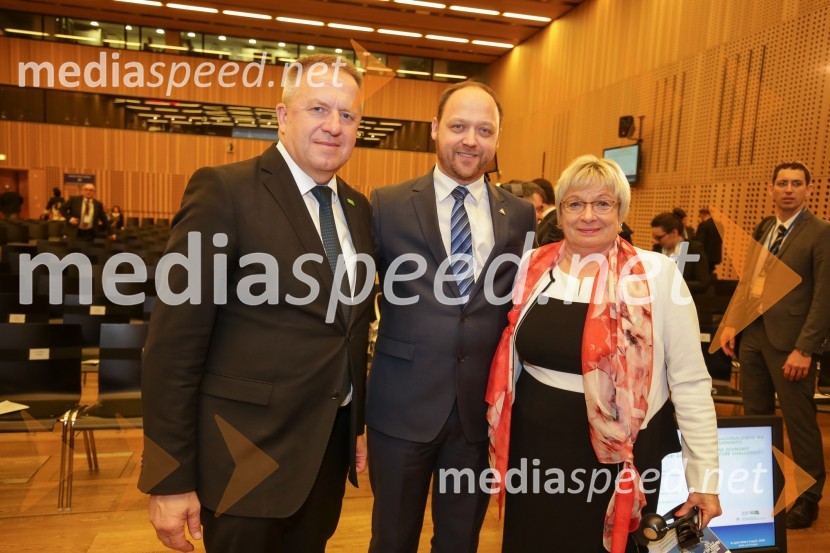  Zdravko Počivalšek, minister za gospodarski razvoj in tehnologijo;  Boštjan Gorjup, direktor podjetja BSH, predsednik GZS;  Gertrud Rantzen, predsednica upravnega odbora, Slovensko-nemška gospodarska zbornica1. Nacionalna konferenca o internacionalizaciji slovenskega gospodarstva