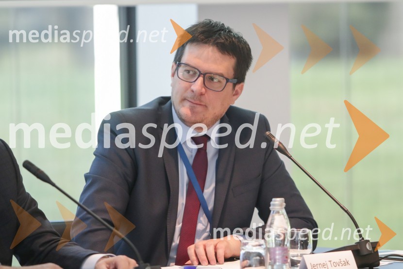  Jernej  Tovšak,  generalni direktor Direktorata za internacionalizacijo, podjetništvo in tehnologijo na Ministrstvu za gospodarski razvoj in tehnologijo1. Nacionalna konferenca o internacionalizaciji slovenskega gospodarstva