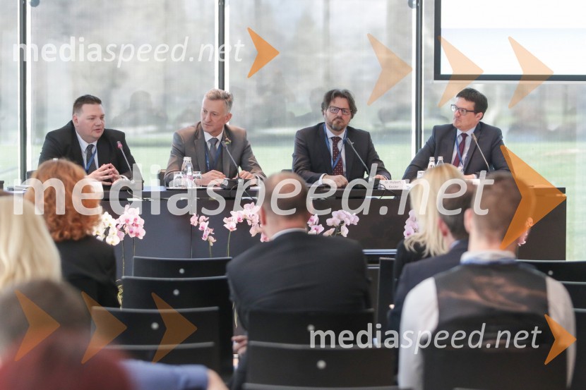  Matej Hojnik, direktor, Apis Vita d.o.o. ;  Hugo Bosio, Bosio d.o.o.;  Hubert Kosler, direktor Yaskawa Ristro d.o.o.;  Jernej  Tovšak,  generalni direktor Direktorata za internacionalizacijo, podjetništvo in tehnologijo na Ministrstvu za gospodarski razvoj in tehnologijo1. Nacionalna konferenca o internacionalizaciji slovenskega gospodarstva