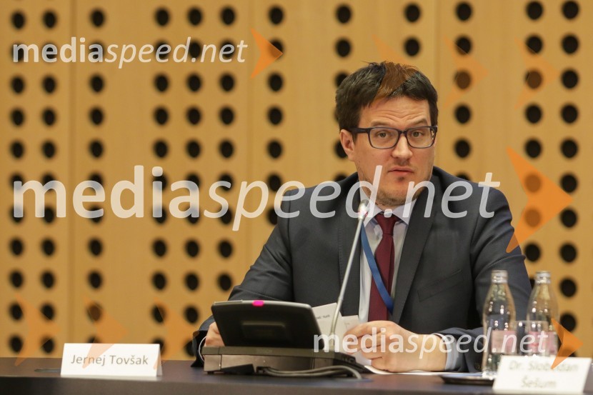  Jernej  Tovšak,  generalni direktor Direktorata za internacionalizacijo, podjetništvo in tehnologijo na Ministrstvu za gospodarski razvoj in tehnologijo1. Nacionalna konferenca o internacionalizaciji slovenskega gospodarstva