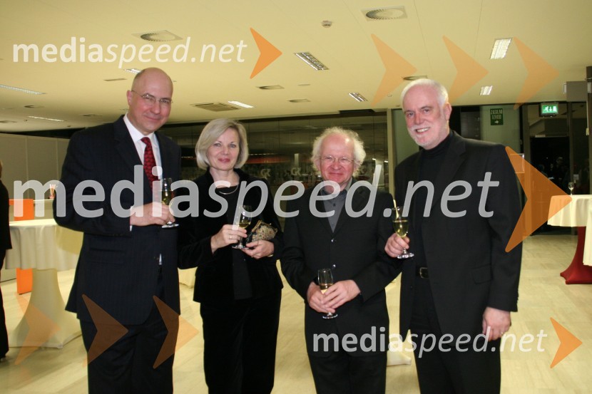 Dr. prof. David Vodušek s soprogo dr. Vesno Plevnik Vodušek, dr. Aleš Žemva in Marko Gorjanc, namestnik ravnatelja SNG Opera in balet LjubljanaZaključek 1. baletnih dnevov - Gala koncert baletnih zvezd, SNG Opera in balet Ljubljana