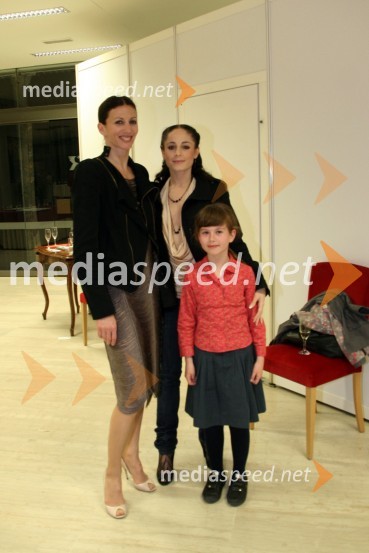 Ana Klašnja, balerina in Sanja Nešković Peršin, balerina s hčerko MiloZaključek 1. baletnih dnevov - Gala koncert baletnih zvezd, SNG Opera in balet Ljubljana