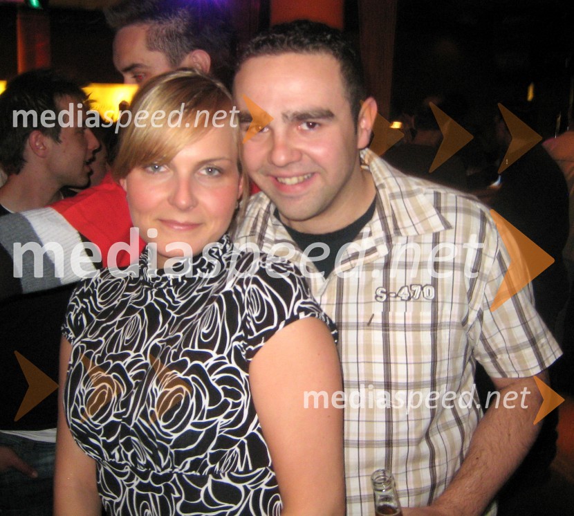 ObiskovalcaKoncert skupine Crvena jabuka v Samsari