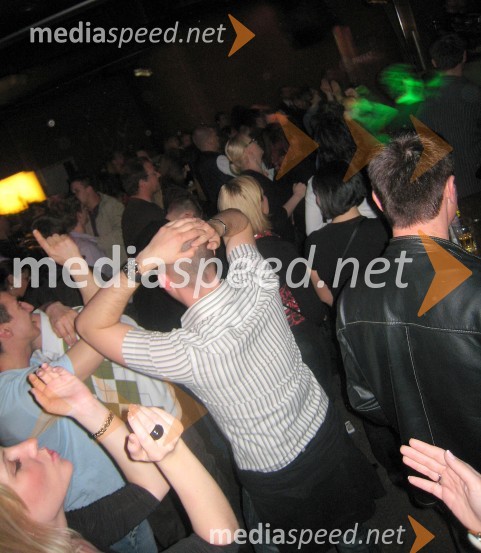 ObiskovalciKoncert skupine Crvena jabuka v Samsari