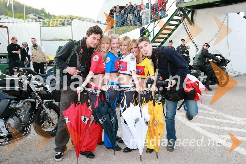 Nik Rovan, fotograf, štartne deklice in Blaž Šunta, fotografSPEEDWAY GRAND PRIX, VN Slovenije 2008, dirka