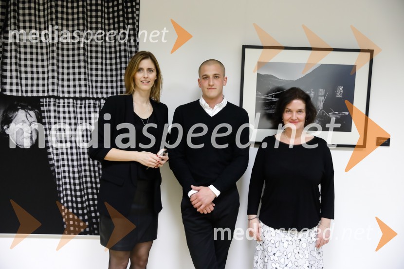  Lea Cimperman Acman, vodja odnosov z javnostmi, Adriatic Slovenica;  Jošt Franko, fotograf;  Petra  Bizilj Silva, kustosinja v AS GalerijiPastirji – življenje, ki izginja, otvoritev razstave
