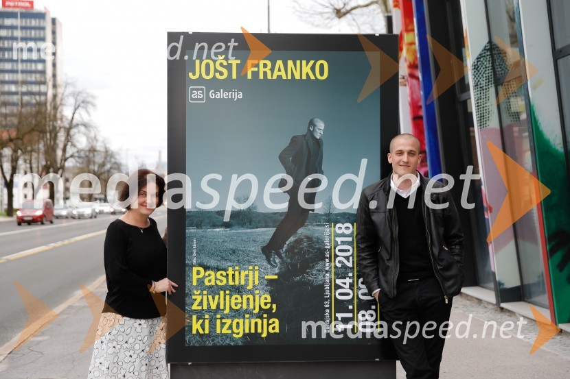  Petra  Bizilj Silva, kustosinja v AS Galeriji;  Jošt Franko, fotografPastirji – življenje, ki izginja, otvoritev razstave