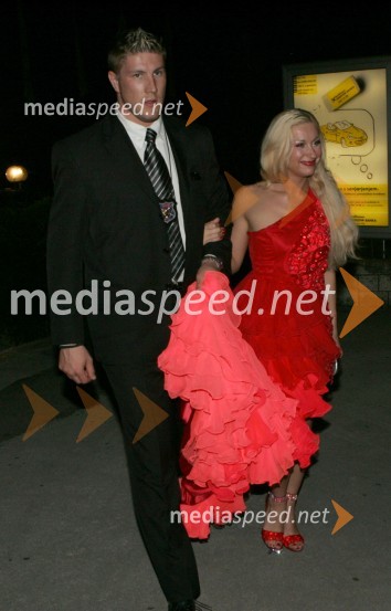 Pevka Bojana Glatz s telesnim stražarjemMelodije morja in sonca