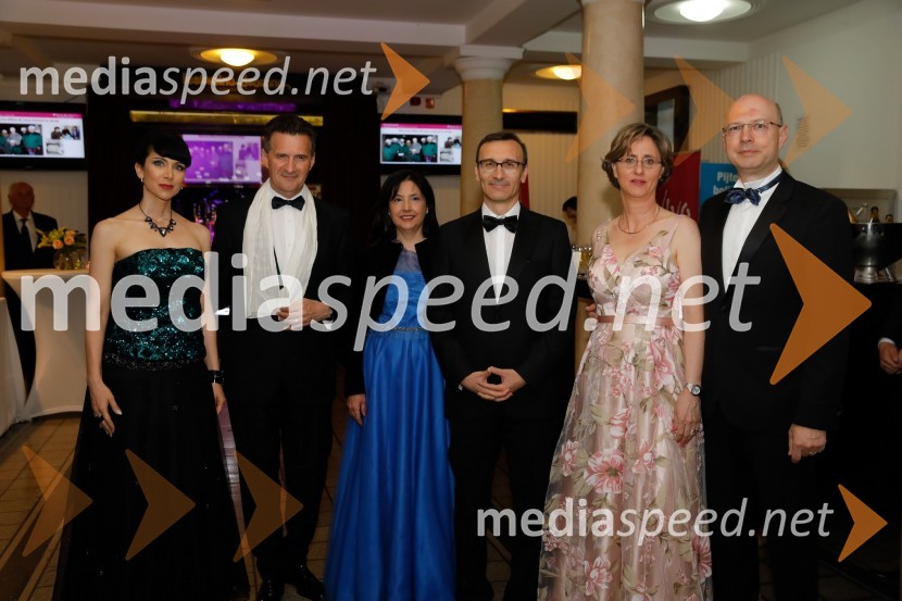 Dr. Jerca Legan Cvikl, podpredsednica SILA-IWCL in predsednica odbora SILA GALA;  Milan Martin Cvikl, evropski funkcionar;  Laura Trichilo;  Paulo Trichilo, italijanski veleposlanik;  Ursula Szabo, predsednica SILA IWCL;  Denes Szabo, podjetje EYSILA Gala ples
