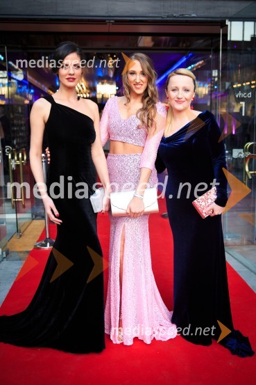  Sabina Remar, manekenka;  Eva Plešnar, model;  Urša  Drofenik, modna oblikovalkaŽarometi 2018, rdeča preproga
