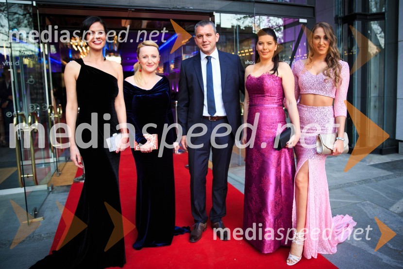  Sabina Remar, manekenka;  Urša  Drofenik, modna oblikovalka;  ... ;  ... ;  Eva Plešnar, modelŽarometi 2018, rdeča preproga
