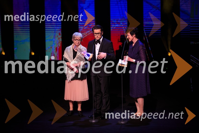  Teja Glažar, igralka;  Jure Godler, stand-up komik, imitator, glasbenik;  Marinka Štern, igralkaŽarometi 2018, podelitev medijskih nagrad za leto 2017