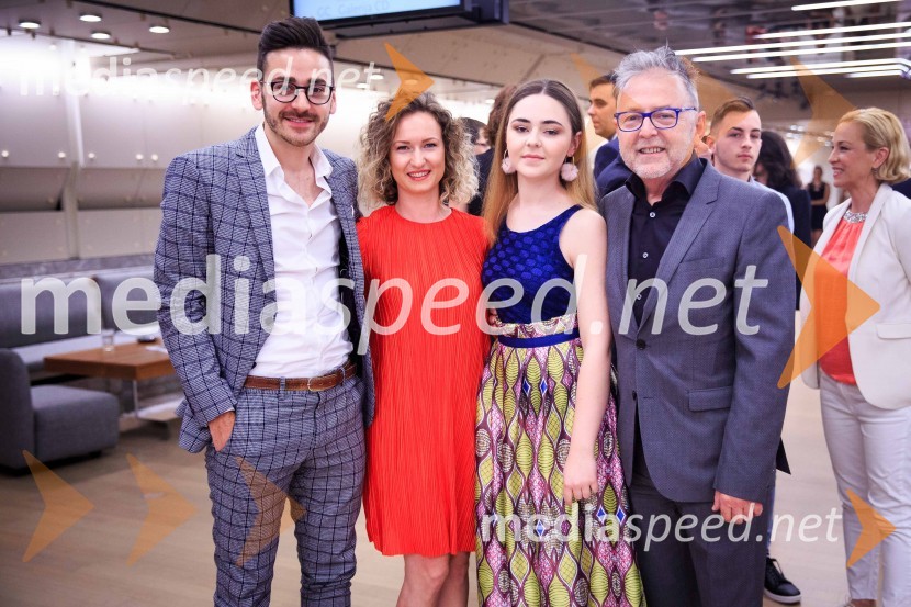  Samo Kozlevčar, glasbenik;  Anja Pepelnjak;  Kim Kozlevčar;  Tomaž Kozlevčar, glasbenikŽarometi 2018, druženje po prireditvi