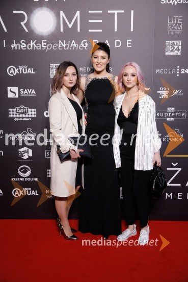  ... ;  Nina  Donelli, pevka;  ... Žarometi 2018, rdeča preproga
