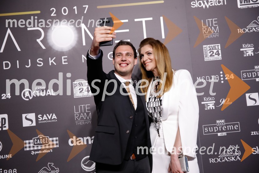 Dejan Vunjak, glasbenik;  Manca  Špik, pevkaŽarometi 2018, rdeča preproga
