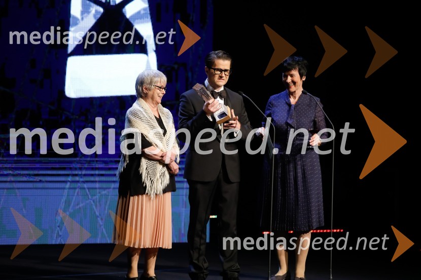  Teja Glažar, igralka;  Jure Godler, stand-up komik, imitator, glasbenik;  Marinka Štern, igralkaŽarometi 2018, podelitev medijskih nagrad za leto 2017