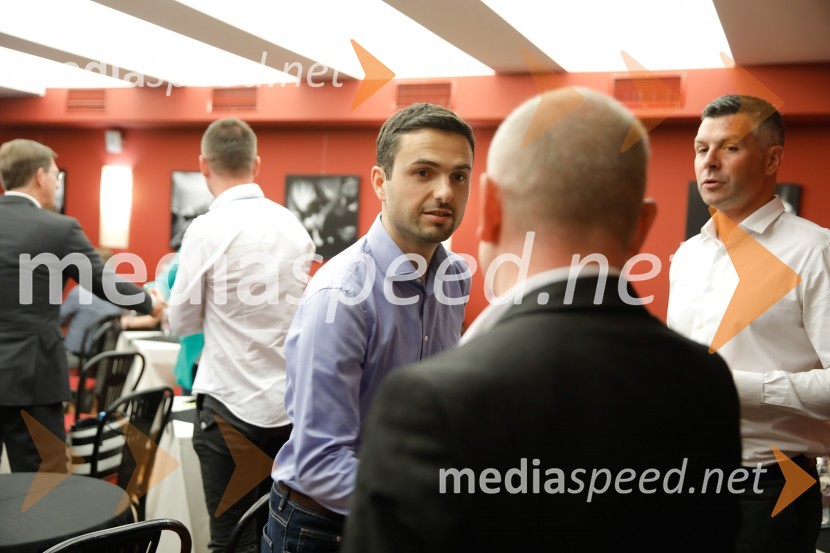  Matej Tonin, predsednik NSiS politiki o vsem, razen o politiki - pogovorni večer