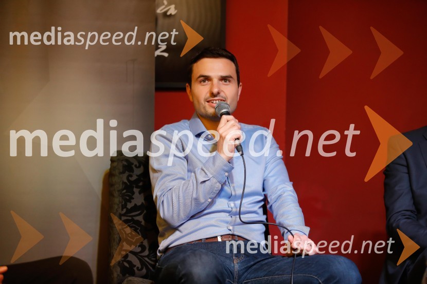  Matej Tonin, predsednik NSiS politiki o vsem, razen o politiki - pogovorni večer