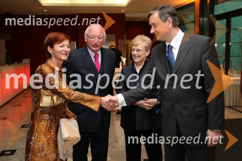 Dr. Biserka Strel, direktorica Urada RS za intelektualno lastnino, Günter Verheugen, podpredsednik Evropske komisije, Alison Brimelow, predsednica Evropskega patentnega urada in dr. Danilo Türk, predsednik Republike SlovenijePodelitev priznanj Evropski izumitelj leta 2008 - European Inventor of the Year 2008