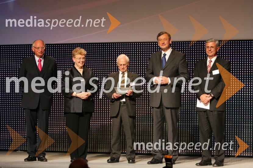 Günter Verheugen, podpredsednik Evropske komisije, Alison Brimelow, predsednica Evropskega patentnega urada, dr. Danilo Türk, predsednik Republike Slovenije, Philip S. Green, dobitnik priznanja v kategoriji neevropske države (Non-European countries) in ...Podelitev priznanj Evropski izumitelj leta 2008 - European Inventor of the Year 2008