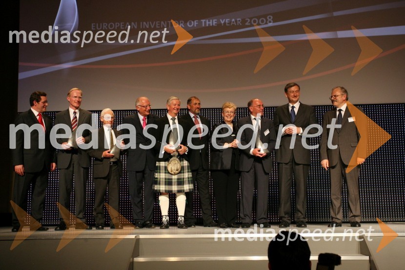 Günter Verheugen, podpredsednik Evropske komisije, Alison Brimelow, predsednica Evropskega patentnega urada in dr. Danilo Türk, predsednik Republike Slovenije z dobitniki priznanjPodelitev priznanj Evropski izumitelj leta 2008 - European Inventor of the Year 2008