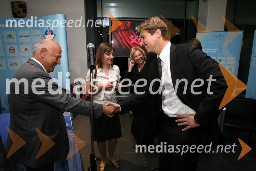 Janez Kocijančič, predsednik Olimpijskega komiteja Slovenije in Wilfried Weitgasser, direktor Porsche SlovenijaPodpis sponzorske pogodbe med Porsche Slovenija in Olimpijskim komitejem Slovenije