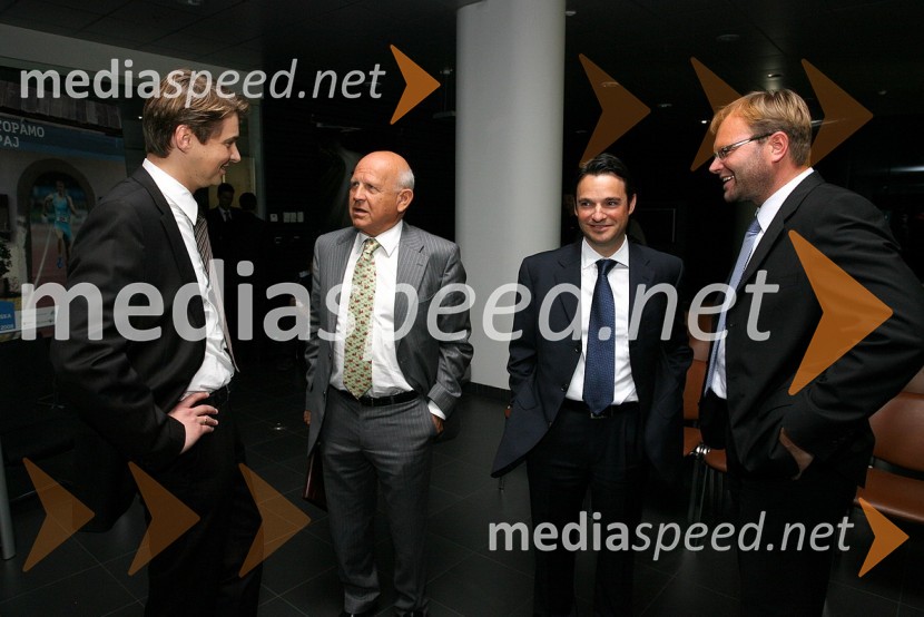 Wilfried Weitgasser, direktor Porsche Slovenija, Janez Kocijančič, predsednik Olimpijskega komiteja Slovenije, Danilo Ferjančič, direktor Porsche Slovenija in Marko Škriba, vodja blagovne znamke Škoda v SlovenijiPodpis sponzorske pogodbe med Porsche Slovenija in Olimpijskim komitejem Slovenije