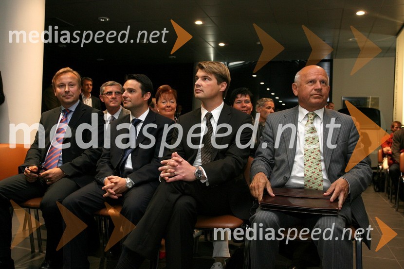 Peter Kukovica, predsednik Atletske zveze Slovenije, Danilo Ferjančič in Wilfried Weitgasser, direktorja Porsche Slovenija in Janez Kocijančič, predsednik Olimpijskega komiteja SlovenijePodpis sponzorske pogodbe med Porsche Slovenija in Olimpijskim komitejem Slovenije