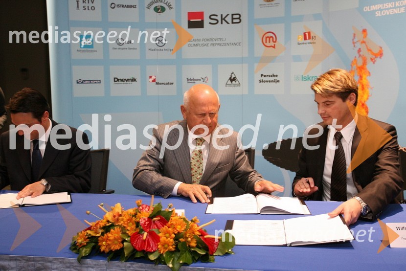 Janez Kocijančič, predsednik Olimpijskega komiteja Slovenije in Wilfried Weitgasser, direktor Porsche SlovenijaPodpis sponzorske pogodbe med Porsche Slovenija in Olimpijskim komitejem Slovenije