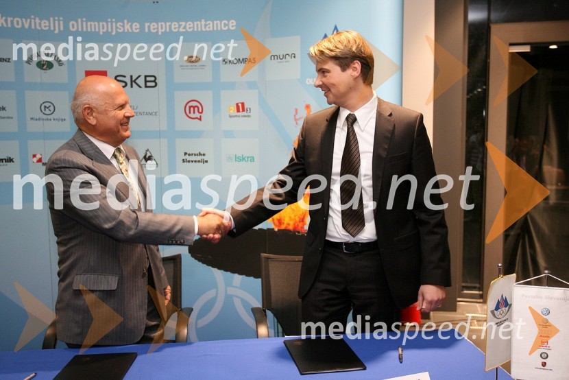 Janez Kocijančič, predsednik Olimpijskega komiteja Slovenije in Wilfried Weitgasser, direktor Porsche SlovenijaPodpis sponzorske pogodbe med Porsche Slovenija in Olimpijskim komitejem Slovenije