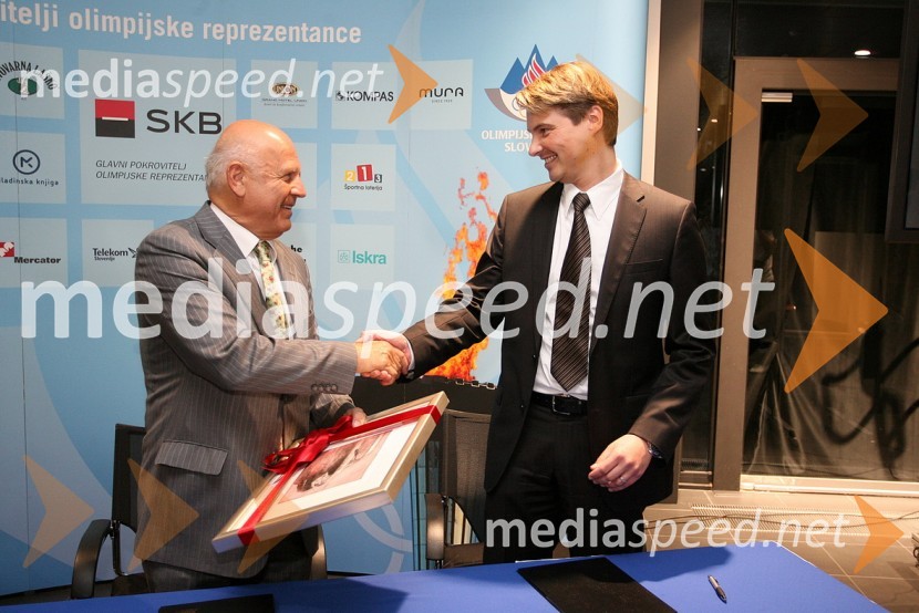 Janez Kocijančič, predsednik Olimpijskega komiteja Slovenije in Wilfried Weitgasser, direktor Porsche SlovenijaPodpis sponzorske pogodbe med Porsche Slovenija in Olimpijskim komitejem Slovenije