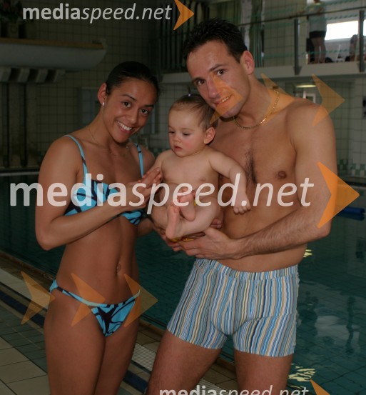 Bianca in Tomaž Barada s hčerko TyroTyra Barada plavanje Fontana