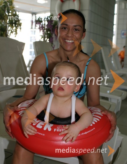 Bianca Barada s hčerko TyroTyra Barada plavanje Fontana