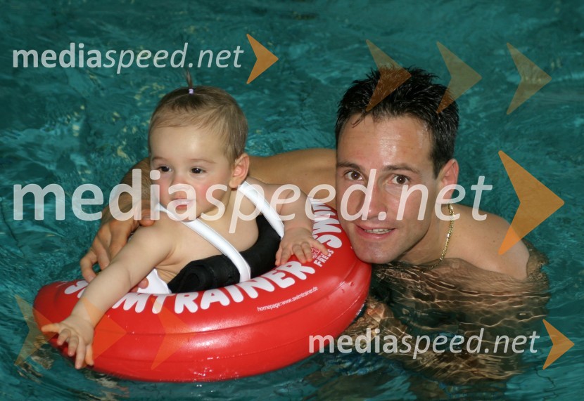 Kickbokser in taekwondoist Tomaž Barada s hčerko TyroTyra Barada plavanje Fontana