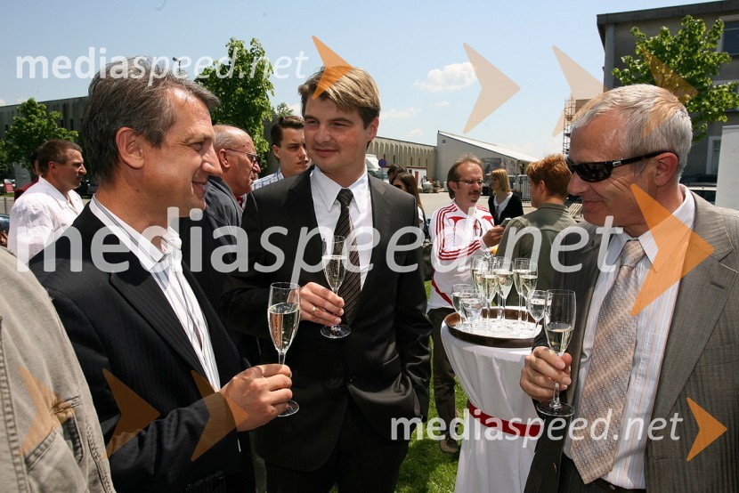 ..., Wilfried Weitgasser, direktorja Porsche Slovenija in Jani Dvoršak, pomočnik vodje slovenske olimpijske delegacijePodpis sponzorske pogodbe med Porsche Slovenija in Olimpijskim komitejem Slovenije