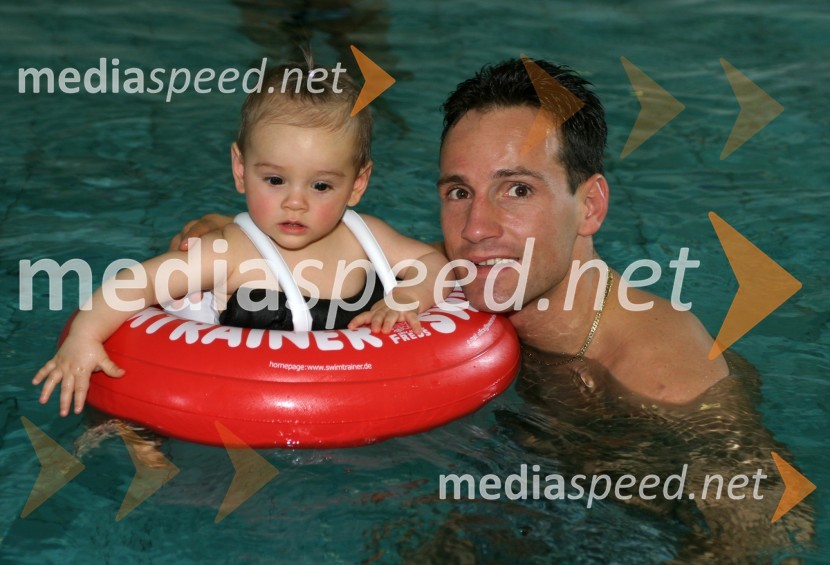 Kickbokser in taekwondoist Tomaž Barada s hčerko TyroTyra Barada plavanje Fontana