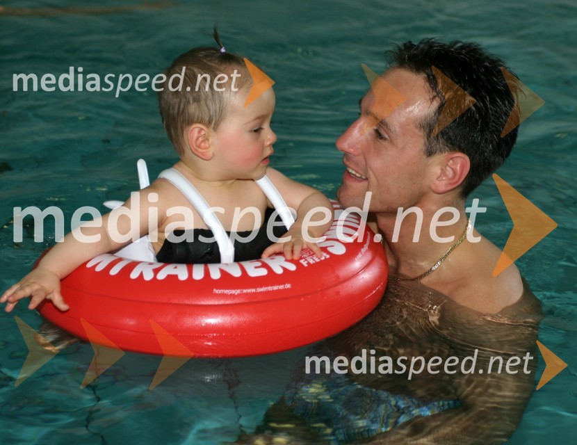 Kickbokser in taekwondoist Tomaž Barada s hčerko TyroTyra Barada plavanje Fontana