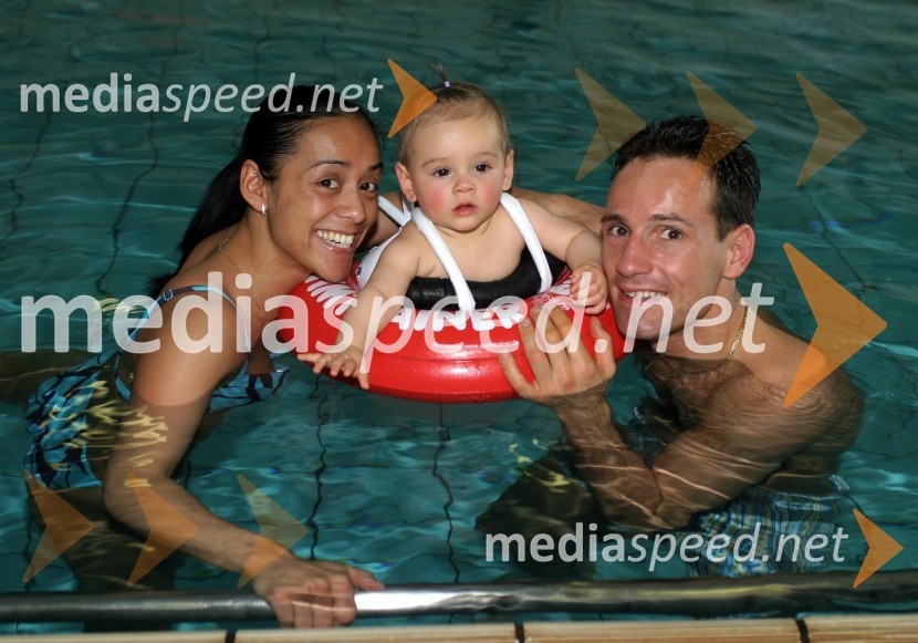 Bianca in Tomaž Barada s hčerko TyroTyra Barada plavanje Fontana
