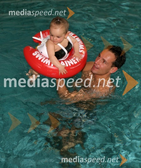 Kickbokser in taekwondoist Tomaž Barada s hčerko TyroTyra Barada plavanje Fontana