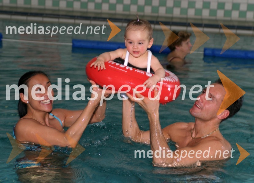 Bianca in Tomaž Barada s hčerko TyroTyra Barada plavanje Fontana