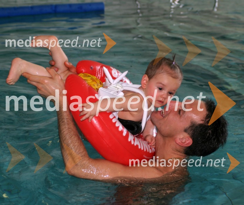 Kickbokser in taekwondoist Tomaž Barada s hčerko TyroTyra Barada plavanje Fontana