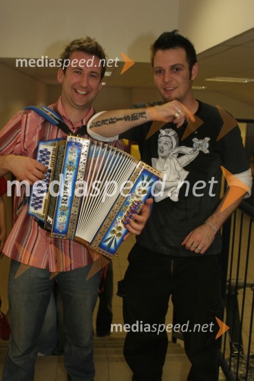 Robert Goter, svetovni prvak v igranju na frajtonerico in Tomi Meglič, SiddhartaKoncert Piše se leto 2005