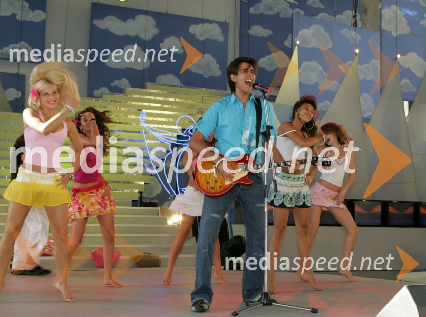 Pevec Domen Kumer s plesalkamiMelodije morja in sonca