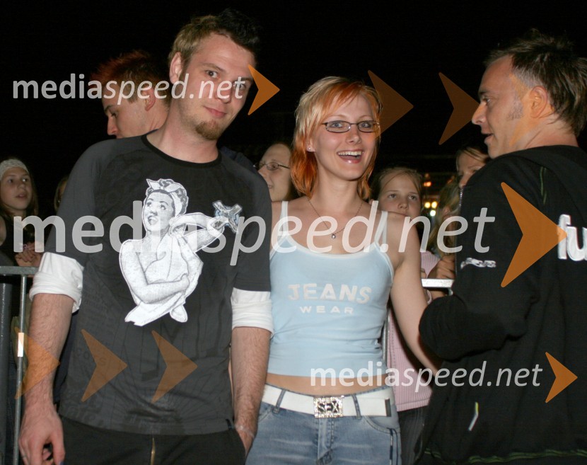 Tomi Meglič in Jani Hace z oboževalkoKoncert Piše se leto 2005