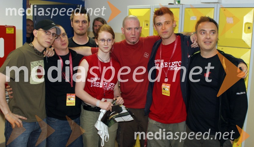 Skupina Siddharta z oboževalkoKoncert Piše se leto 2005