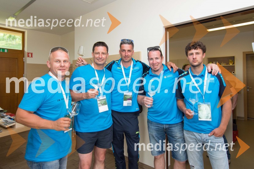  Borut Prapotnik, nogometaš Vinske reprezentance Slovenije;  Robi Fišer, nogometaš Slovenske vinske reprezentance;  Jure Štekar, Vinogradništvo Štekar;  Janez Skočaj, nogometaš Vinske reprezentance Slovenije;  Aleš Slana,  nogometaš Vinske reprezentance Slovenije VinoEuro 2018: Spremljevalni program v Mariboru, prvi dan