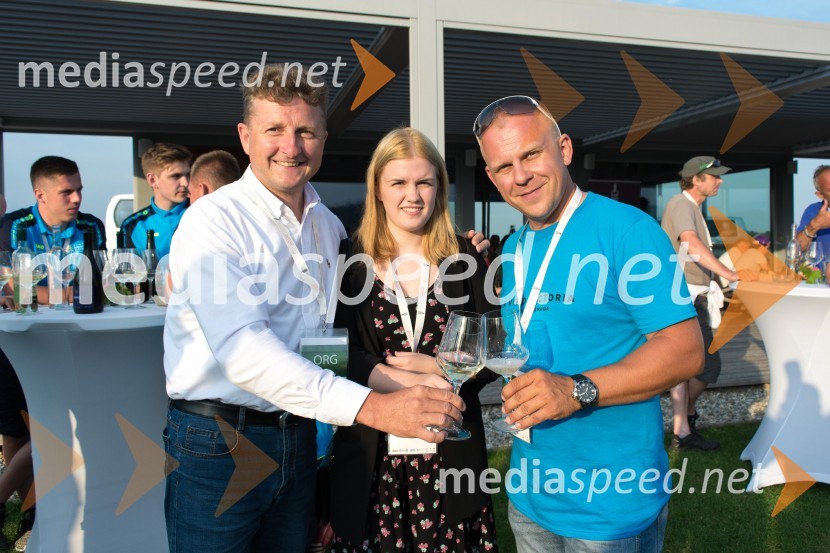  Danilo Steyer,   vinar, Steyer Vina; vinski vitez, predsednik Vinske reprezentance Slovenije;  Vaneja Steyer, Steyer Vina;  Borut Prapotnik, nogometaš Vinske reprezentance SlovenijeVinoEuro 2018: Spremljevalni program v Mariboru, prvi dan