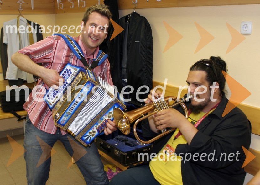 Svetovni prvak v igranju na frajtonarico Robert Goter in multiinstrumentalist Denis Beganovič - KikiKoncert Piše se leto 2005