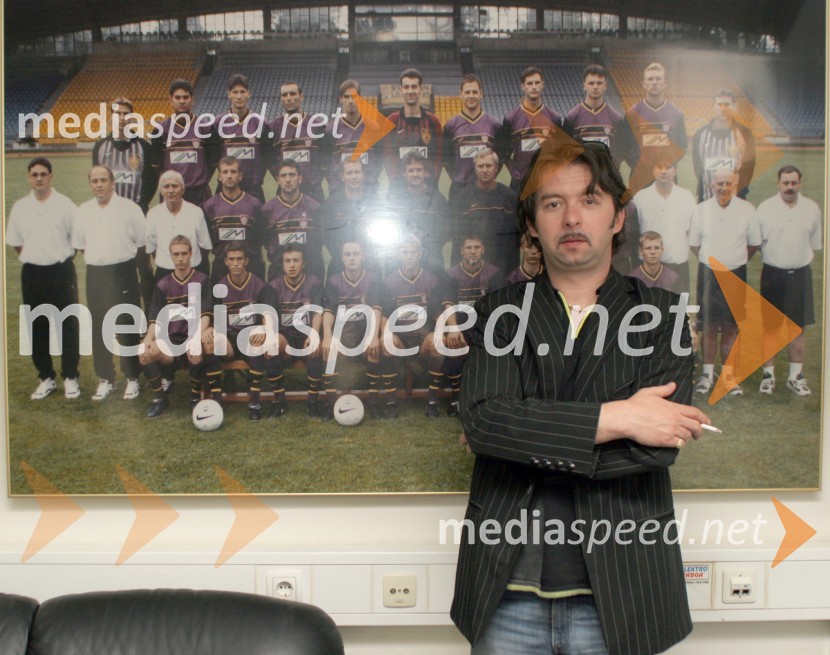 Robert Pešut - Magnifico pred plakatom mariborskih nogometaševKoncert Piše se leto 2005